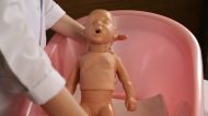 yeni dogan bebek nasil yikanir videolu